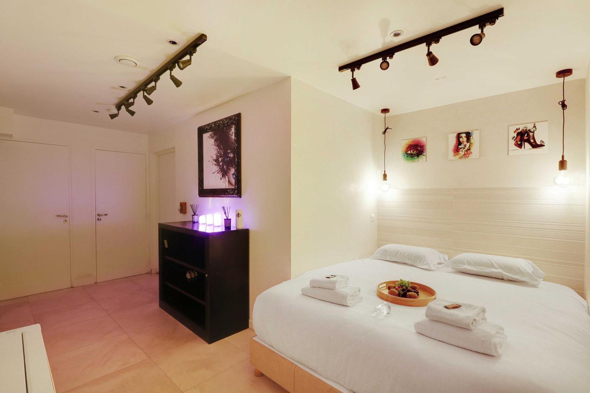 Intimate With Air Conditioner & Jacuzzi 2br 6p Montmartre Appartement Paris