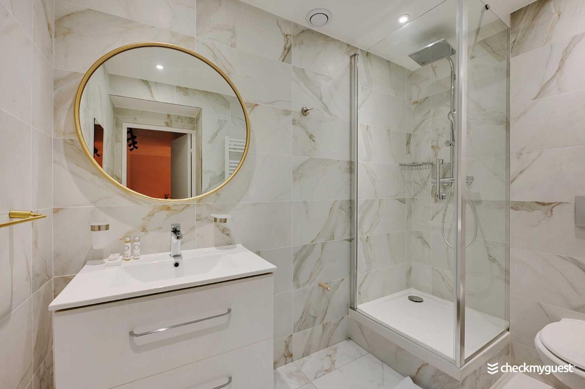 Intimate With Air Conditioner & Jacuzzi 2br 6p Montmartre Appartement *