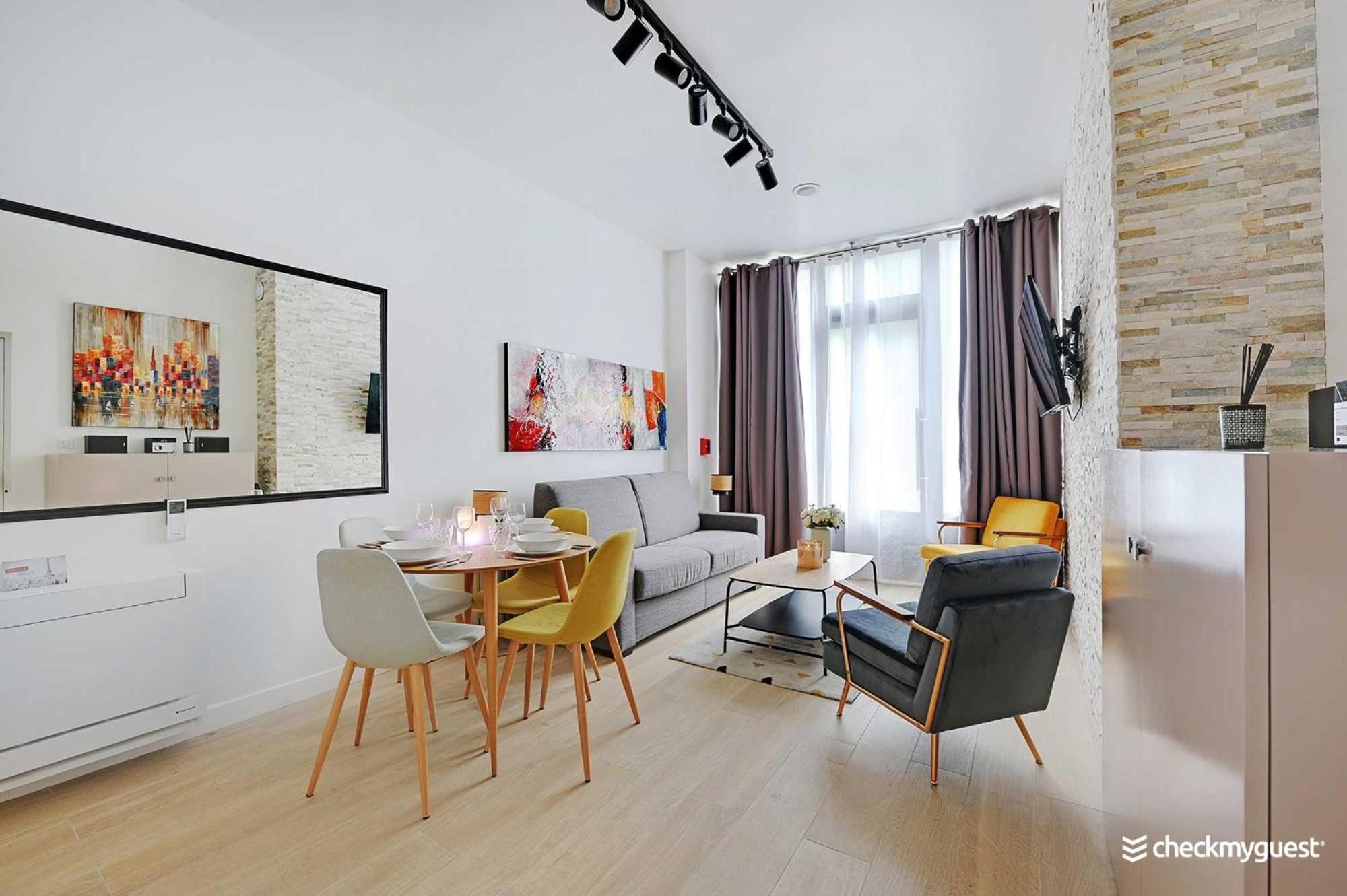 Intimate With Air Conditioner & Jacuzzi 2br 6p Montmartre Appartement *